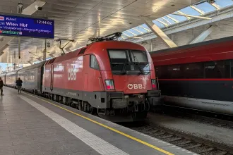 A vonathoz kapaszkodva utazott egy férfi Ausztriában, mert épp cigizett, amikor elindult