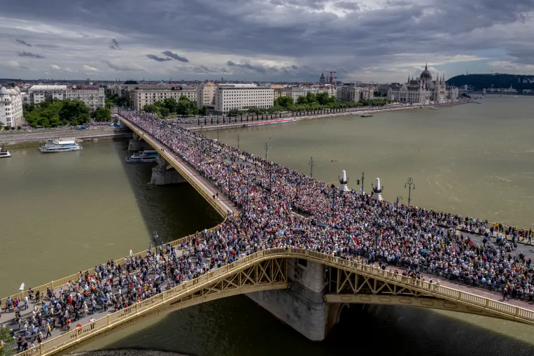 Komoly harc folyik a békemenet szó használati jogáért