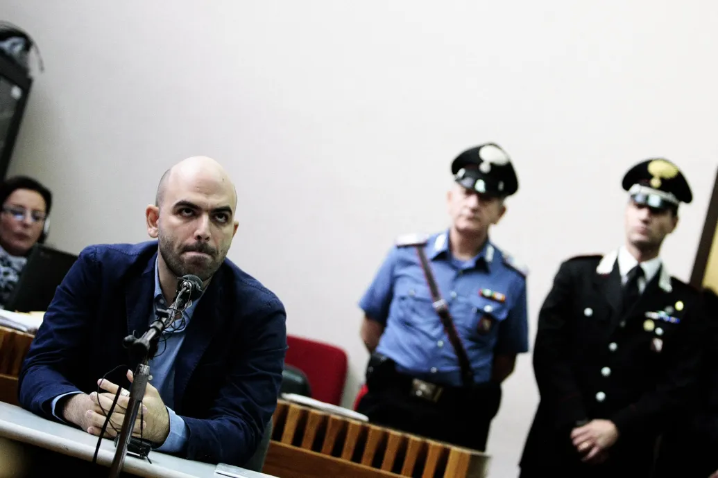 Elítélték az olasz maffiózókat, akik miatt 19 éve rendőri védelem alatt él az ügyeiket feltáró újságíró – Forrás: Telex.hu