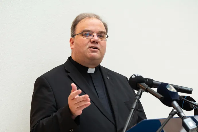 Piarista tartományfőnök a testi fenyítésről: Természetesen semmi sem fér bele