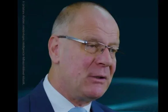 Navracsics Tibor digitális klónja kínaiul és hollandul magyaráz a Facebookon – Forrás: Telex.hu