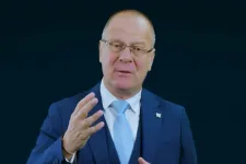 Navracsics Tibor digitális klónja kínaiul és hollandul magyaráz a Facebookon