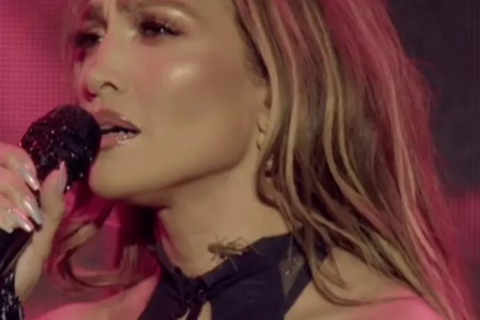 Egy tücsök kóricált Jennifer Lopez testén koncert közben