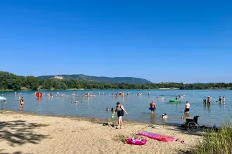 Egyméternyi víz hiányzik a Palatinus-tóból, de a strandolókat egyelőre nem zavarja