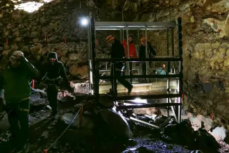 Ablakmosó lifttel ereszkedtünk be egy izlandi vulkánba
