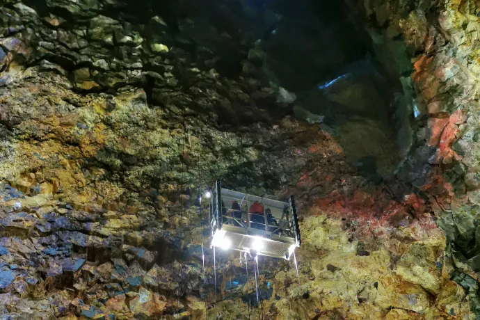 Ereszkedik a lift, amiből egy ideig még látszik az égbolt – Fotó: Hengl Kriszta