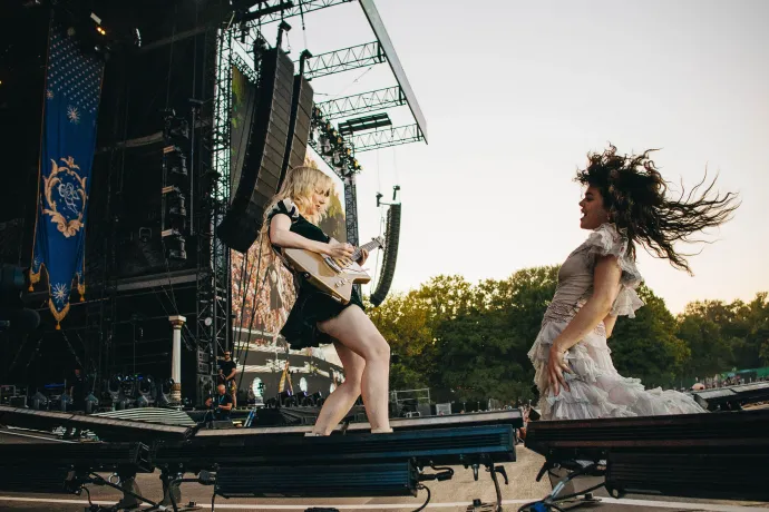 Emily Roberts és Abigail Morris – Fotó: Rockstar Photographers