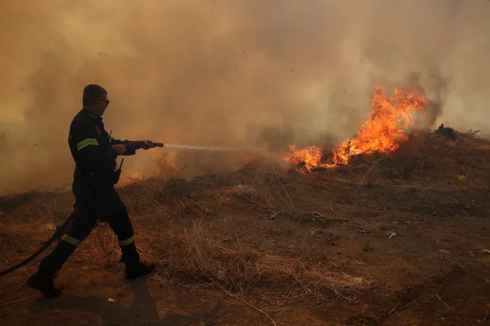 Erdőtüzek pusztítanak több görög szigeten, az erős szél és a szárazság nehezíti az oltást