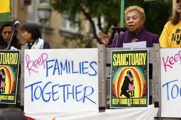 Barbara Lee, Oakland polgármestere beszél egy virrasztáson, amelyet az ICE-razziák elleni tüntetésekkel való szolidaritás kifejezésére tartottak Oaklandben, 2025. június 10-én – Fotó: Santiago Mejia / San Francisco Chronicle / Getty Images