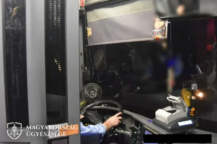 Rossz buszra szállt az idős férfi, dühében lekevert kettőt a sofőrnek, felfeszítette az ajtót, majd bicskát rántott egy utasra