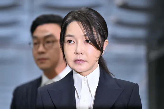 Chanel táskával és gyémánt nyakékkel vesztegették meg, letartóztatták a menesztett dél-koreai elnök feleségét