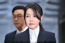 Chanel táskával és gyémánt nyakékkel vesztegették meg, letartóztatták a menesztett dél-koreai elnök feleségét