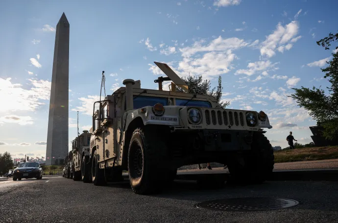 A Nemzeti Gárda járművei a Washington-emlékmű közelében 2025. augusztus 12-én – Fotó: Win Mcnamee / Getty Images