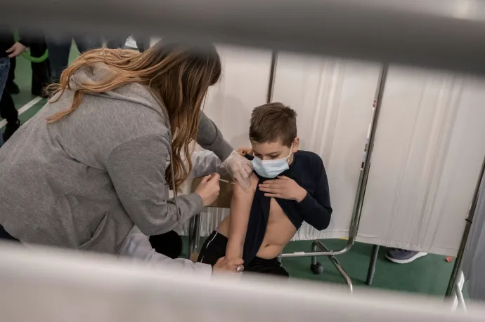 Fact-check: Tényleg sokkal több gyerek hal meg szív- és érrendszeri problémákban a koronavírus-oltások óta?