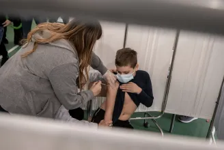 Fact-check: Tényleg sokkal több gyerek hal meg szív- és érrendszeri problémákban a koronavírus-oltások óta?