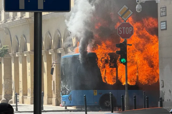 Lángolt egy BKV-busz Budapesten, a József nádor térnél