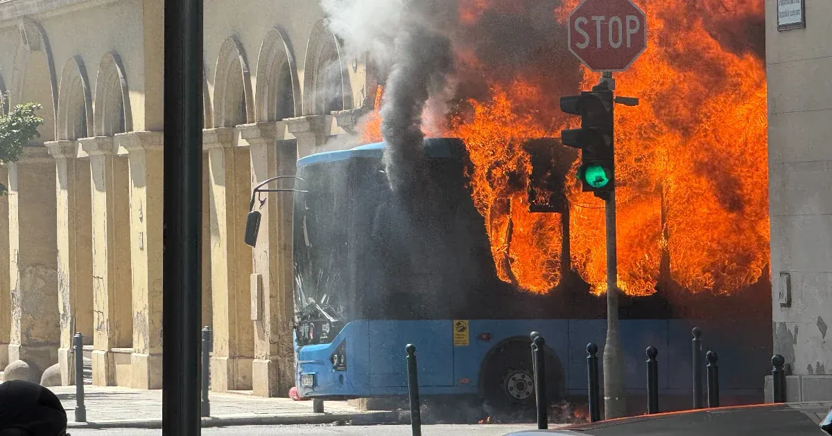 A kigyulladt buszok miatt a kormányhivatal is vizsgálatot indít, elfogadhatatlannak tartják a helyzetet