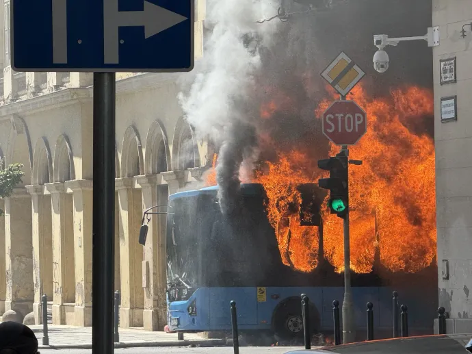 Busz ég Budapest belvárosában 2025. augusztus 13-án – Fotó: Olvasói fotók / Telex