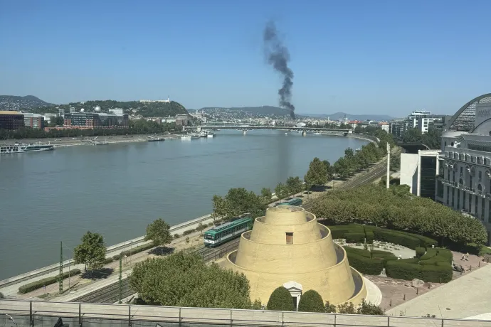 Busz ég Budapest belvárosában 2025. augusztus 13-án – Fotó: Olvasói fotók / Telex