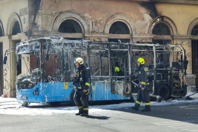 Lángolt egy BKV-busz Budapesten, a József nádor térnél