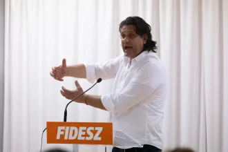 Deutsch Tamás megköszönte Majkának, Azahriah-nak és a többi zenésznek a mocskosfideszezést