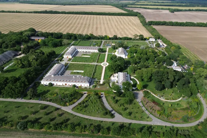 Drónfelvétel a hatvanpusztai majorságról 2025. augusztus 2-án – Fotó: Olvasói Fotó / Telex