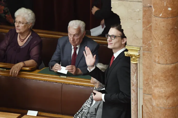 Orbán Viktor édesanyja, Orbán Győzőné, édesapja, Orbán Győző és fia, Orbán Gáspár 2018. május 10-én – Fotó: Koszticsák Szilárd / MTI