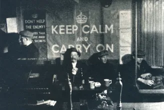 Így lett egy antikváriumban talált brit propagandaplakátból a világ egyik legismertebb mémje