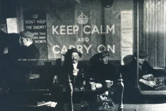 Így lett egy antikváriumban talált brit propagandaplakátból a világ egyik legismertebb mémje