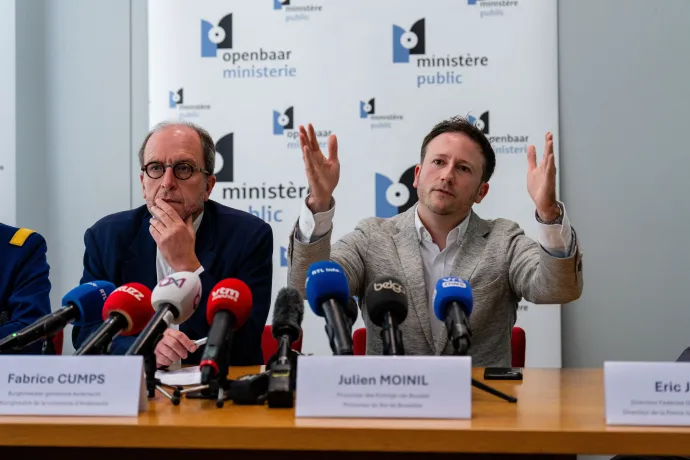 Fabrice Cumps, Anderlecht polgármestere és Julien Moinil királyi főügyész az Anderlecht Peterbos negyedében történt rendőrségi akcióról szóló sajtótájékoztatón Brüsszelben, 2025. június 12-én – Fotó: Marius Burgelman / Belga / AFP