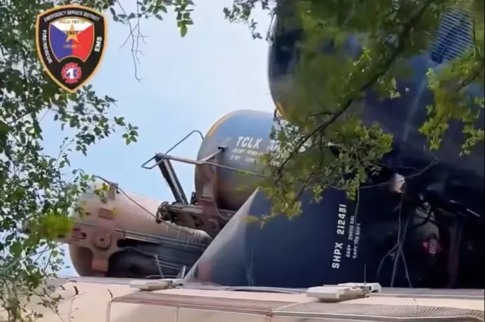 Harmonikaként gyűrődtek egymásba a vagonok a texasi vonatbalesetben