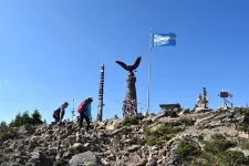 Családi túrán jártunk a Madarasi Hargitán: zászlók, kopjafák és vécépapír közt vezetett az utunk