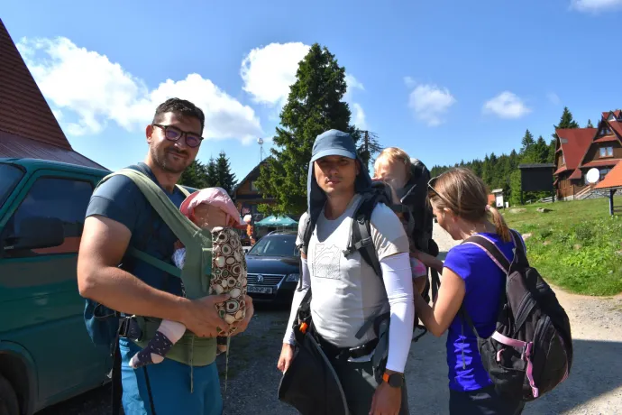 Családi túrán jártunk a Madarasi Hargitán: zászlók, kopjafák és vécépapír közt vezetett az utunk