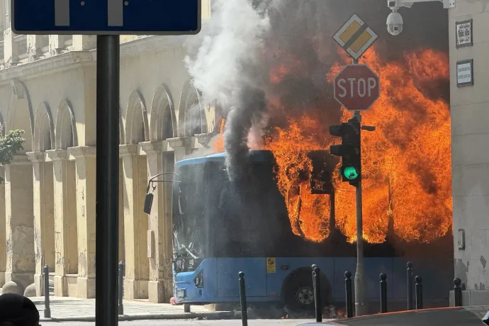 Találós kérdés: Mi köze van a Pride-nak a lángoló BKV-buszhoz?