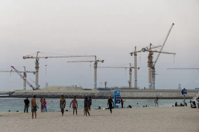 Építődaruk új lakások a The Island nevű új fejlesztésen Dubajban 2024. december 26-án – Andrew Aitchison / In pictures / Getty Images