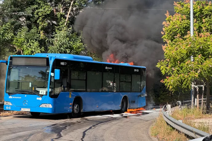 ​Újabb lángoló BKV-busz Budapesten, most a Farkasréti temetőnél gyulladt ki az egyik jármű