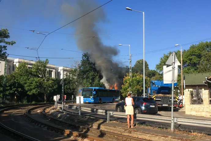 ​Újabb lángoló BKV-busz Budapesten, most a Farkasréti temetőnél gyulladt ki az egyik jármű