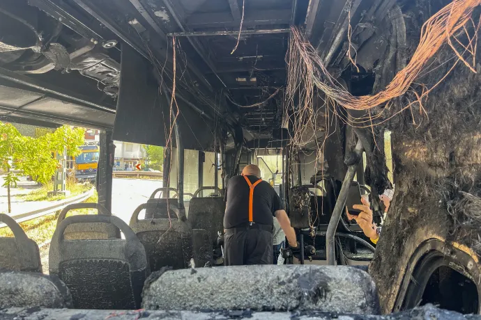 A kiégett busz belseje – Fotó: Simor Dániel / Telex