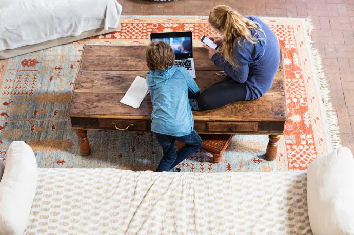 Hollik István új törvényjavaslata szerint a forgalmazóknak minden digitális eszköz mellé ki kellene írni a boltba, hogy hat év alatt nem ajánlott