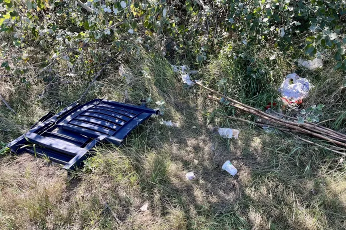 Hulladék az illegális fürdőhely mellett – Fotó: Kovács Pál / Telex