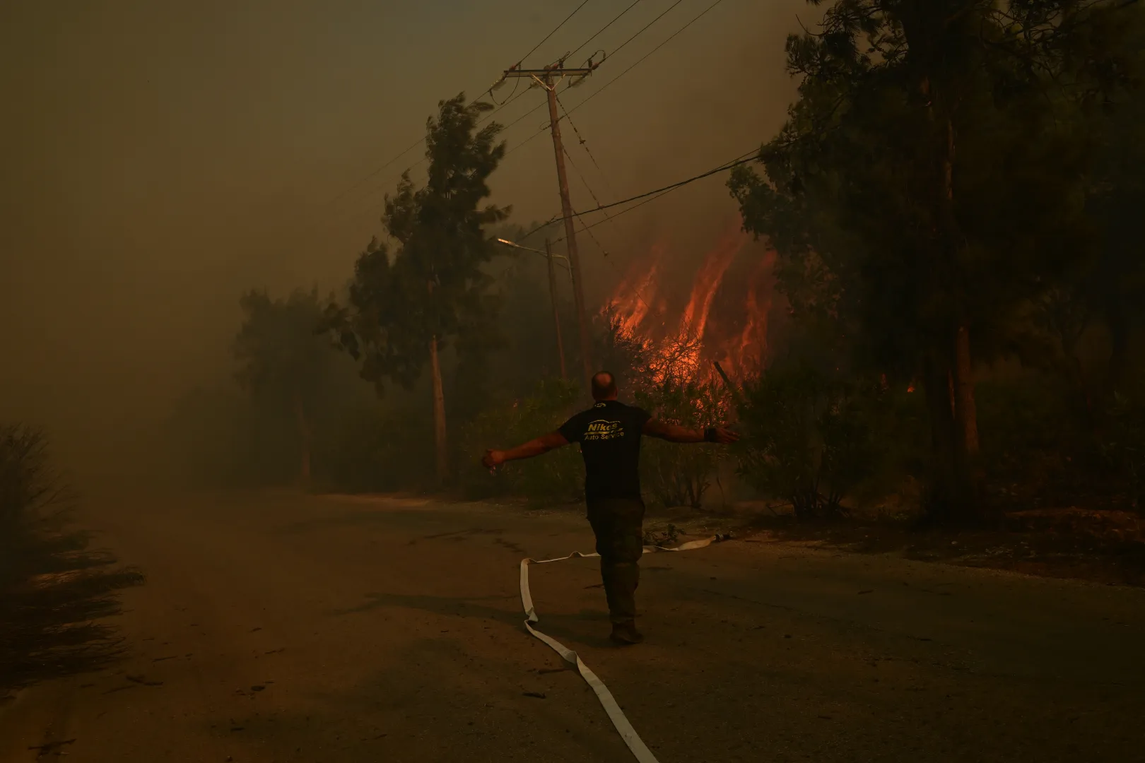 Egy helyi férfi küzd a lángok ellen Athéntól 45 km-re délre, Palaia Fokaiában, 2025. augusztus 8-án – Fotó: Aris Messinis / AFP