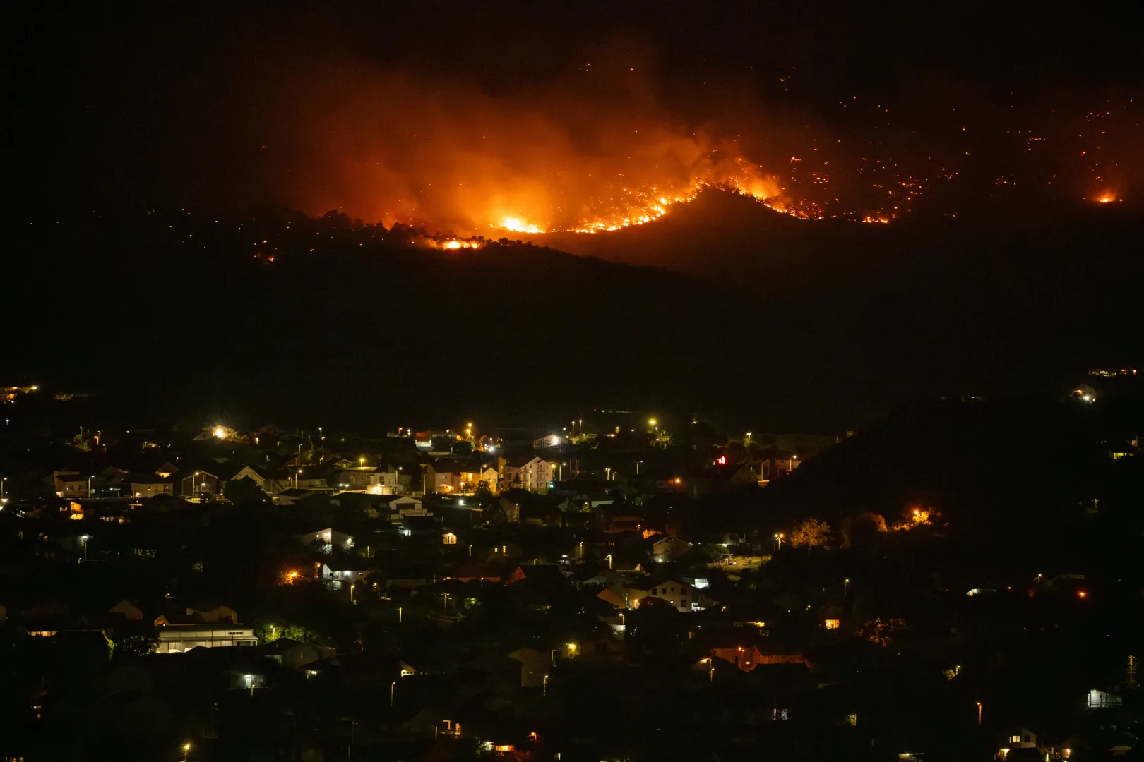 Lángoló erdő Montenegró fővárosa, Podgorica mellett, 2025. augusztus 12-én – Fotó: Rusmin Radic / Anadolu / Getty Images