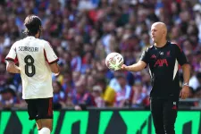 A Liverpool új csapattal és két magyarral veszi célba a címvédést Angliában