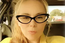 Átrepülte az óceánt, hogy megpróbálja meggyilkolni randiappos barátjának ellenségét, majd évekre nyoma veszett