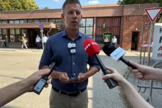 Magyar Péter bement a székesfehérvári kórházba, hogy utánajárjon, milyen fertőzés miatt nem iható a víz