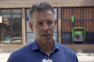 Magyar Péter bement a székesfehérvári kórházba, hogy utánajárjon, milyen fertőzés miatt nem iható a víz