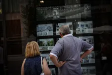A lakás 90 millió, de kötelező plusz tízmillióért megvenni a berendezést – küldje el nekünk, ha Otthon Start-os trükközésekbe botlik!