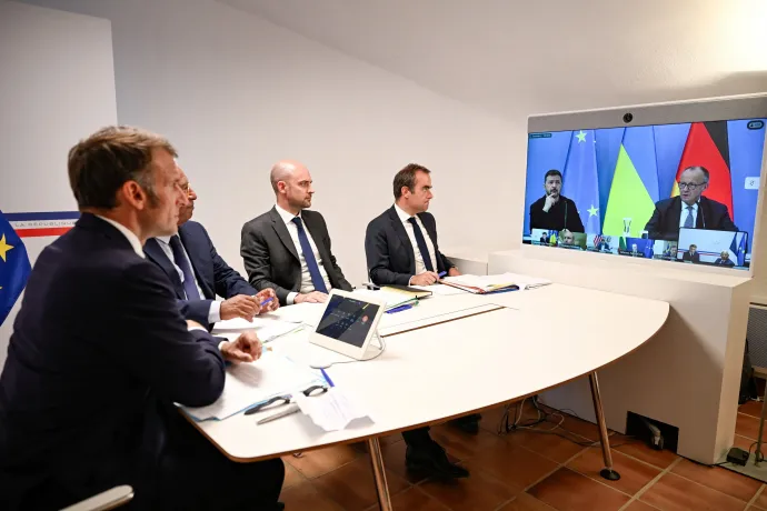 Emmanuel Macron francia elnök, António Costa, az Európai Tanács elnöke, Jean-Noël Barrot francia külügyminiszter, valamint Sebastien Lecornu francia védelmi miniszter videókonferencián vesznek részt Zelenszkij ukrán elnökkel és Friedrich Merz német kancellárral 2025. augusztus 13-án – Fotó: Philippe Magoni / Reuters