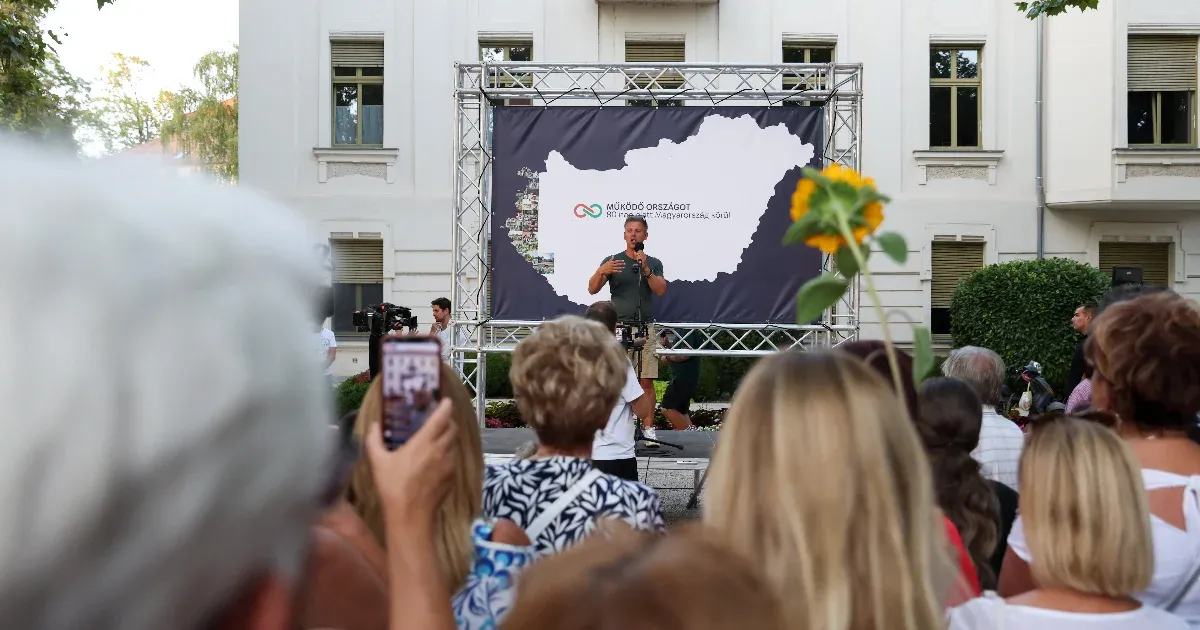 A NER-es luxizás epicentrumában Magyar Péter figyelmét egy „napraforgós hölgy” kötötte le
