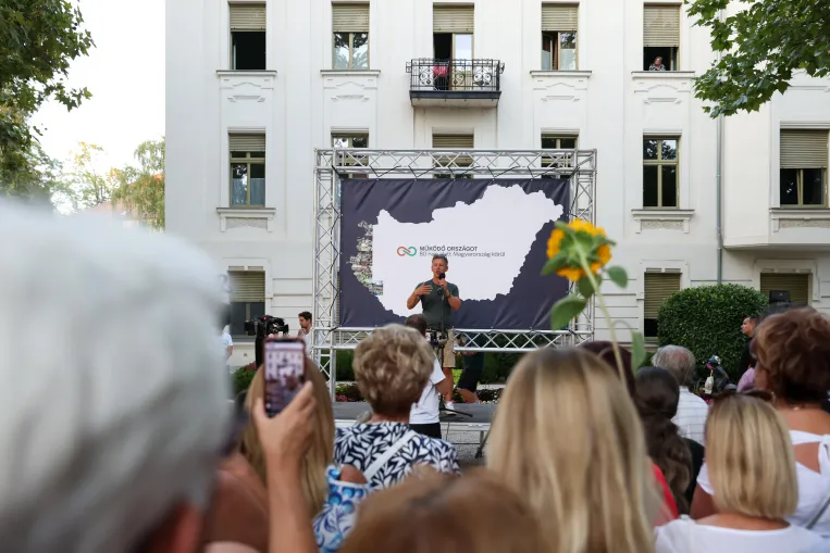 A NER-es luxizás epicentrumában Magyar Péter figyelmét egy „napraforgós hölgy” kötötte le